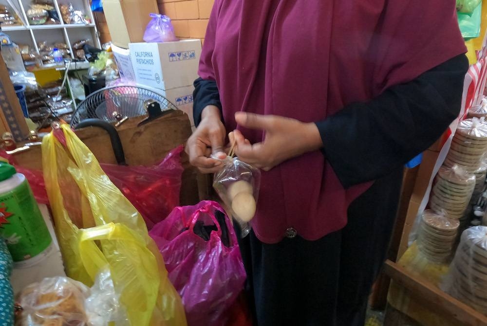 Bukti masih terdapat penjualan telur penyu di sebuah pasar basah dan kering di Kuala Terengganu.