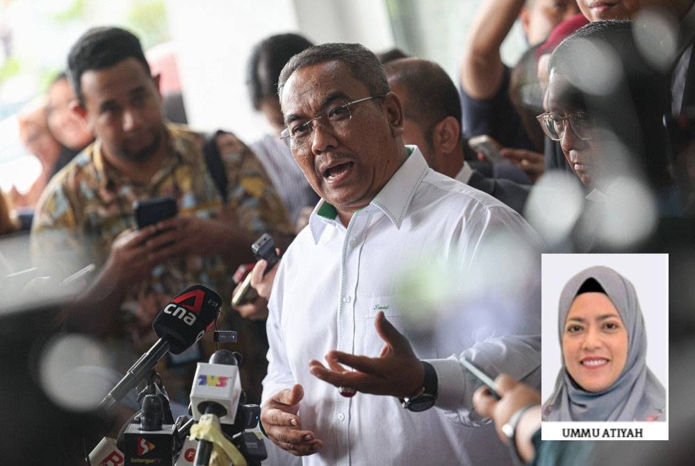 Sanusi ketika ditemui pengamal media selepas selesai menghadapi pertuduhan di Mahkamah Sesyen Selayang. - Foto Bernama (Gambar kecil: Ummu Atiyah)