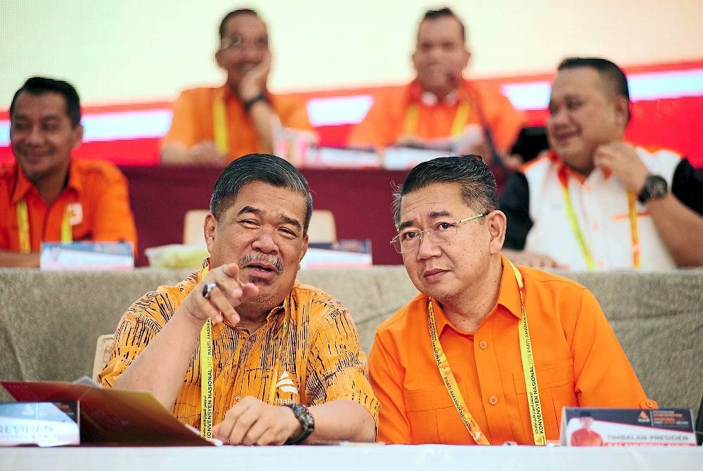 Mohamad Sabu (depan, kiri) dan Salahuddin semasa Konvensyen Nasional Amanah 2019 di Shah Alam. Pengganti Allahyarham Salahuddin dijangka diputuskan selepas PRN enam negeri, 12 Ogos ini.