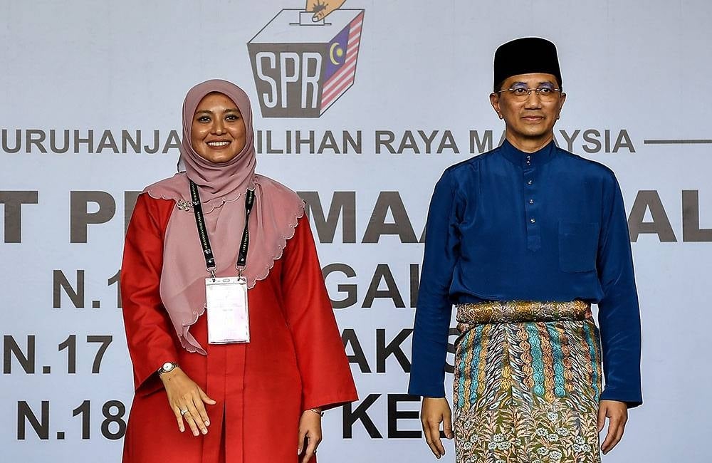 Calon-calon bagi DUN Hulu Kelang, Juwairiya Zulkifli (kiri) dari Pakatan Harapan dan Datuk Seri Mohamed Azmin Ali dari Perikatan Nasional bergambar sebaik pengumuman calon bagi Pilihan Raya Negeri (PRN) di Dewan Mutiara Bestari, Sekolah Menengah Kebangsaan Sungai Pusu, Batu 7, pada Sabtu. - Foto Bernama