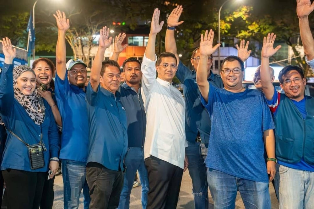 Mohamed Azmin (tengah) ketika kempen PRN. - Foto FB Azmin Ali