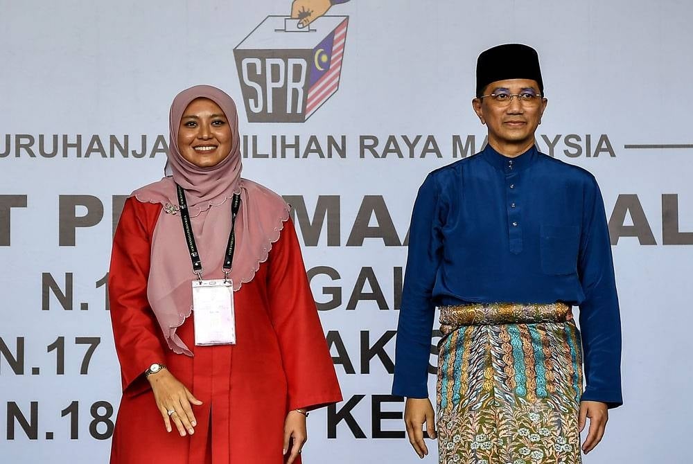 Mohamed Azmin (kanan) yang mewakili PN ditentang calon Pakatan Harapan, Juwairiya Zulkifli di DUN Hulu Kelang. - Foto Bernama