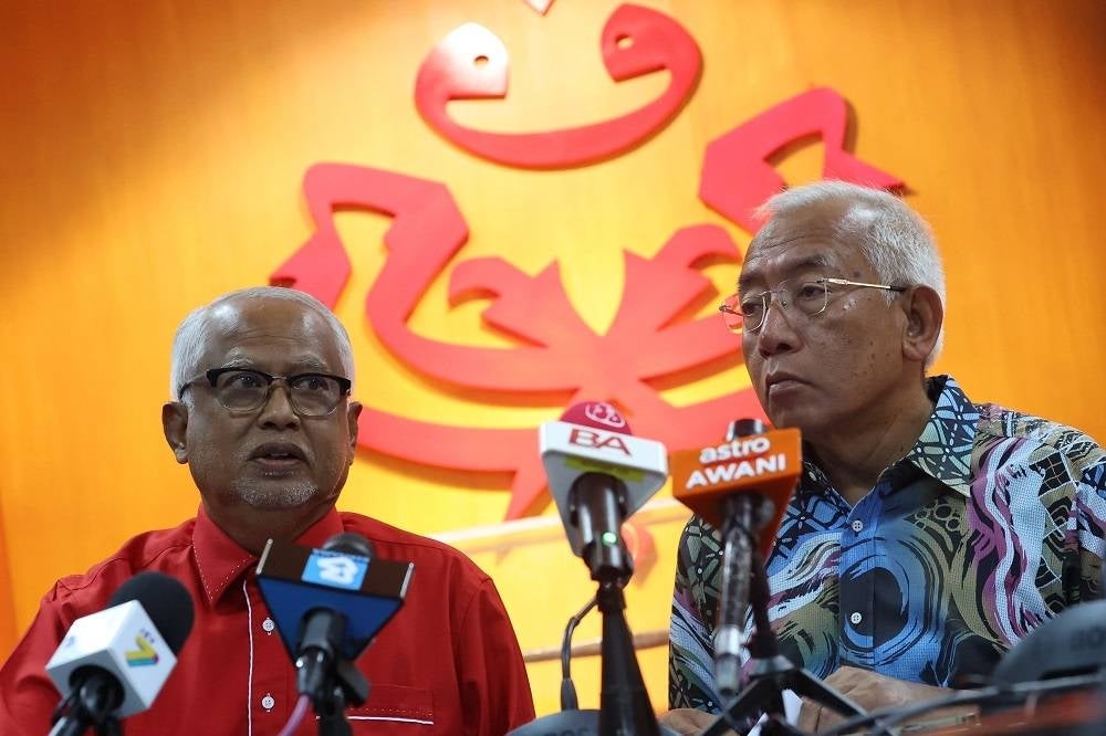 Mahdzir (kanan) dengan Pengerusi PH Kedah, Datuk Mahfuz Omar menggalas tugas bersama bagi memastikan gabungan PH-BN merampas pentadbiran Kedah pada PRN ini.