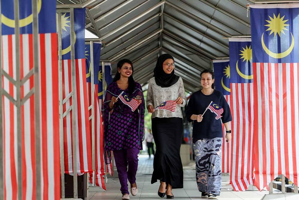 Rakyat Malaysia seharusnya berbangga dengan Jalur Gemilang kerana ia merupakan lambang kemegahan dan patriotisme kepada negara. - Gambar hiasan Bernama