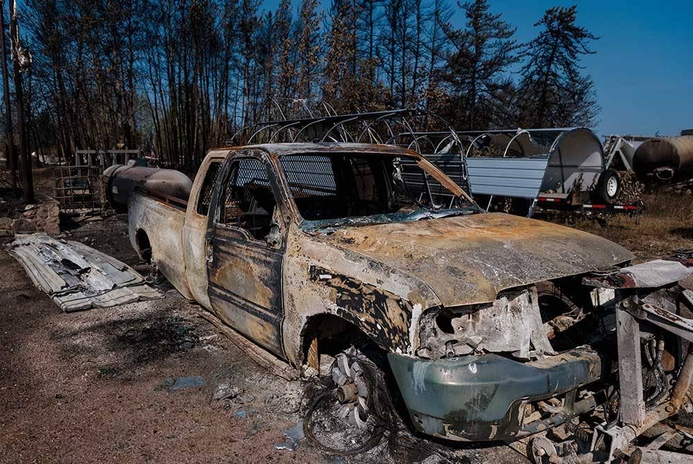 Sebuah kereta yang musnah dijilat api tersadai di lebuh raya di Enterprise, Northwest Territories. - Foto AFP