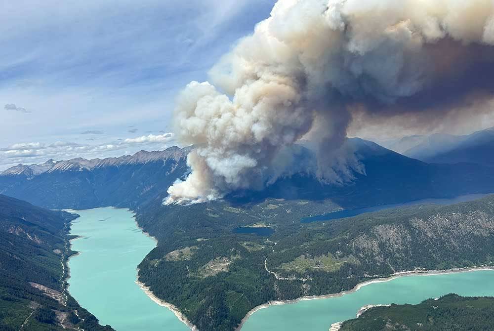 Kebakaran hutan yang berlaku berhampiran Downtown Lake di British Columbia. - Foto Xinhua