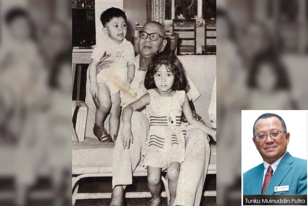 Tunku Muinuddin (kiri) di pangkuan Tunku Abdul Rahman. (Gambar kecil: Tunku Muinuddin Putra)
