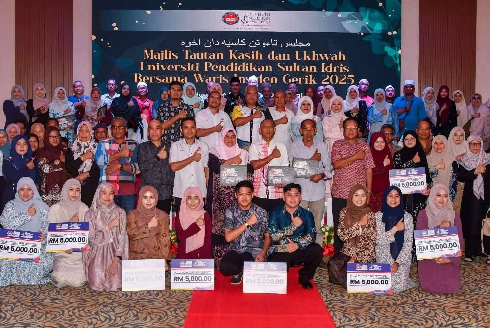 Naib Canselor Universiti Pendidikan Sultan Idris (UPSI), Prof Datuk Dr Md Amin Md Taff (tengah) bergambar bersama keluarga dan waris mangsa yang menerima sumbangan pada Majlis Tautan Kasih dan Ukhwah UPSI Bersama Waris Insiden Gerik 2025 di Tok Bali.