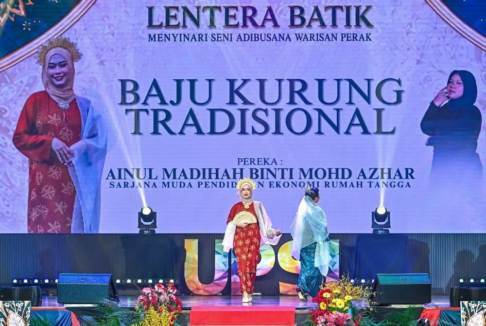 Baju kurung tradisional hasil rekaan pelajar Sarjana Muda Pendidikan Ekonomi Rumah Tangga dari UPSI, Ainul Madihah Mohd Azhar diperagakan pada Majlis Lentera Batik 2026: Menyinari Seni Adibusana Warisan Perak yang berlangsung di Dewan Tuanku Canselor, Kampus Sultan Azlan Shah UPSI pada Rabu.