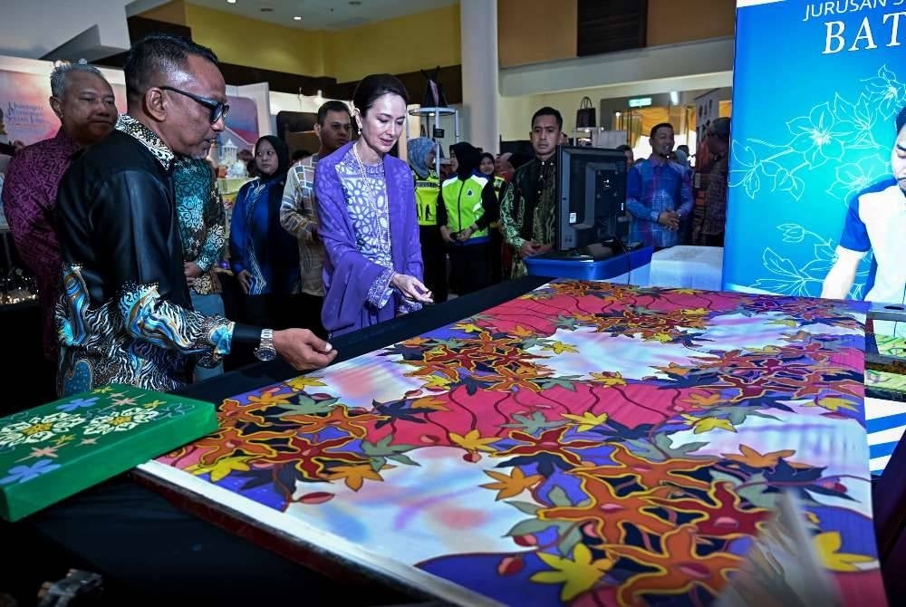 Tuanku Zara berkenan melawat reruai ketika berangkat ke Majlis Lentera Batik 2026 : Menyinari Seni Adibusana Warisan Perak yang berlangsung di Dewan Tuanku Canselor, Kampus UPSI pada Rabu.
--fotoBERNAMA (2026) HAK CIPTA TERPELIHARA