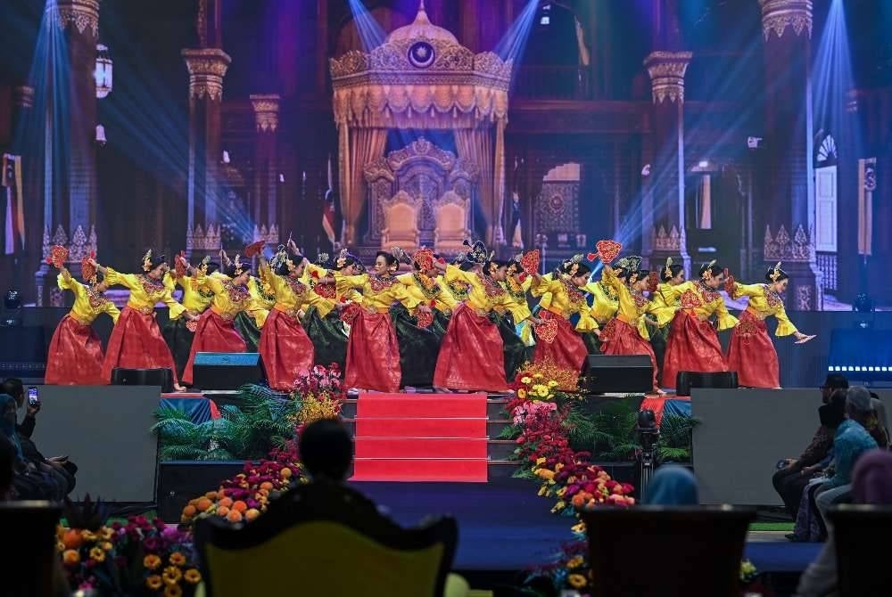 Persembahan tarian gamelan kreasi pada Majlis Lentera Batik 2026 : Menyinari Seni Adibusana Warisan Perak.