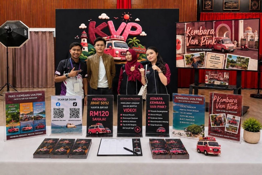 Ahli Kembara Van Pink (KVP) bersama artis jemputan, Zaki Yamani yang turut membantu mempromosikan inisiatif pelancongan komuniti Pulau Pangkor melalui platform TikTok rasmi KVP.