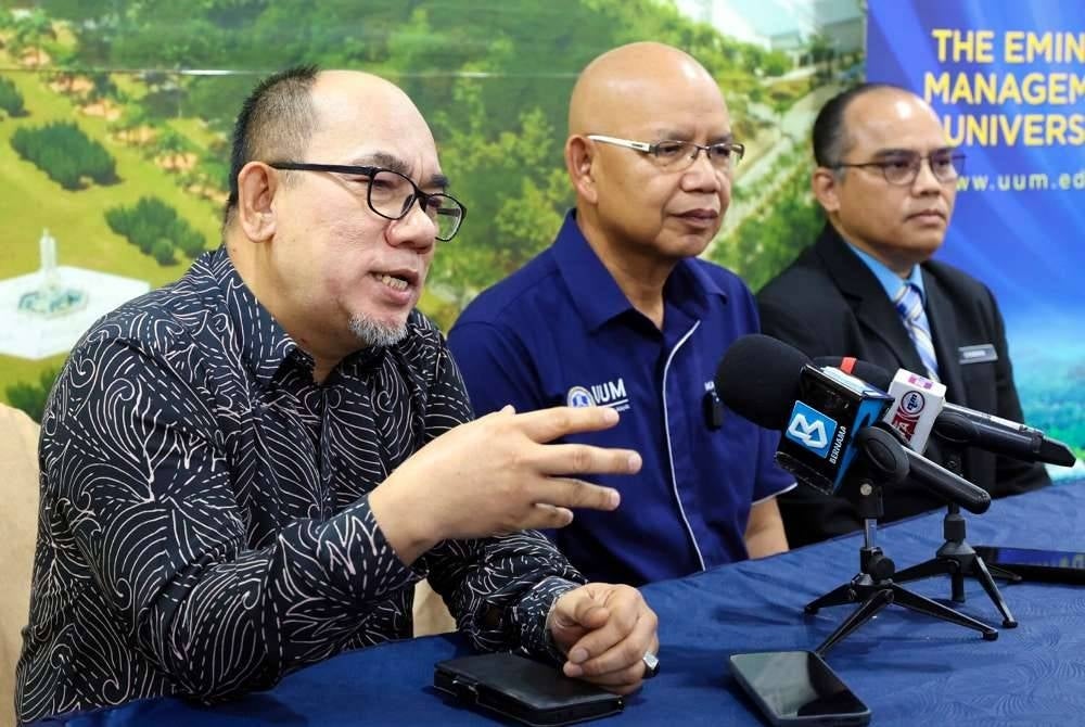 Ketua Pegawai Eksekutif Agensi Kelayakan Malaysia (MQA) Prof Datuk Dr Mohammad Shatar Sabran (kiri) pada sidang media selepas Program 'Graduate Employability : Antara Realiti dan Ekspektasi di Pusat Konvensyen UUM.