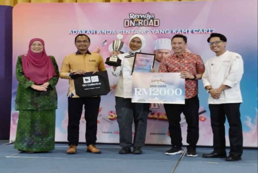 Tempat kedua dimenangi pelajar UiTM Puncak Alam, Hazeerah Zulaikha Hasan yang membawa pulang wang tunai RM2,000, trofi dan sijil.