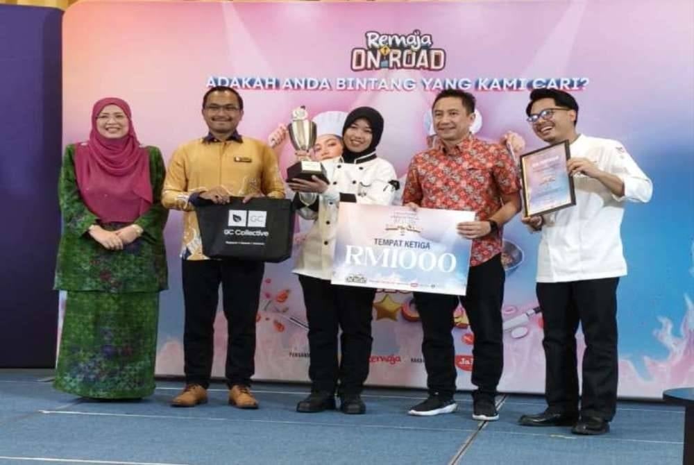 Tempat ketiga menjadi milik Nor Ainun Maisarah Abdullah dari Universiti College Bestari yang menerima wang tunai RM1,000, trofi dan sijil