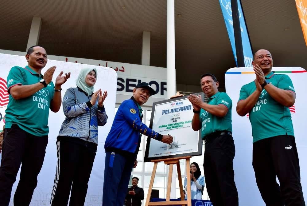 Yang Dipertua Negeri Melaka Tun Mohd Ali Rustam (tengah) menyempurnakan gimik perasmian Larian Hari Olimpik 2026 sempena sambutan Hari Olimpik Sedunia di Universiti Teknikal Malaysia Melaka (UTeM).