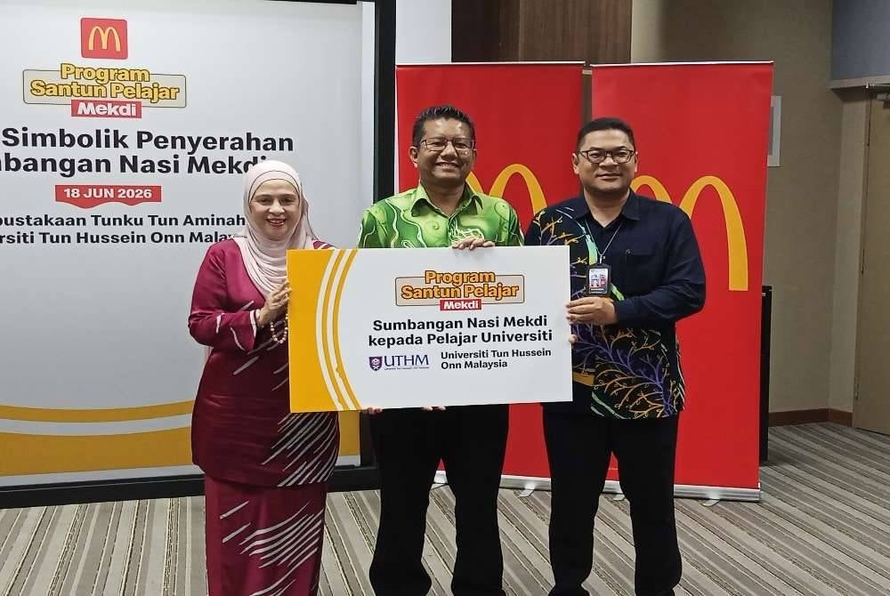 Melati Abdul Hai (kiri) menyerahkan simbolik baucar Nasi Mekdi kepada Abdul Rahman (tengah) Majlis Program Santun Pelajar McDonald's Malaysia di UTHM.