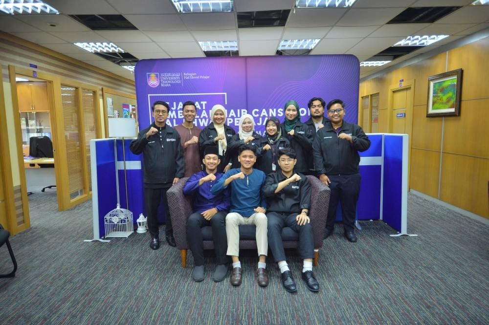 Mohamad Adib Hazim (baju biru) bersama Majlis Perwakilan Pelajar (MPP) Universiti Teknologi MARA (UiTM) Shah Alam.