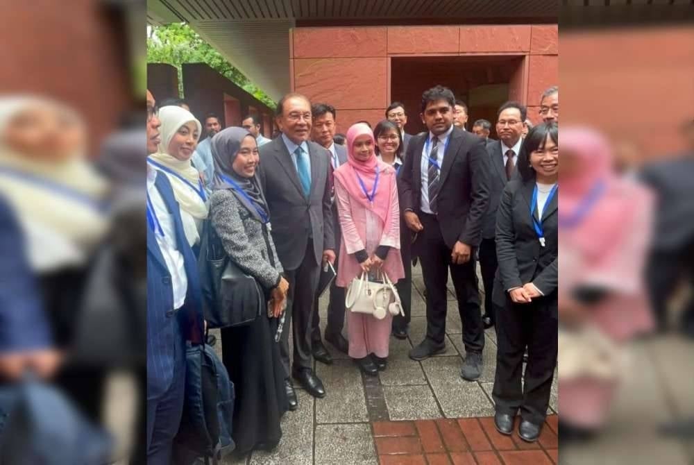 Perdana Menteri menyantuni Presiden MSAJ Cik ’Ariqah Sarah Abdul Gaafar selepas Syarahan Perdana di Universiti of Tokyo.