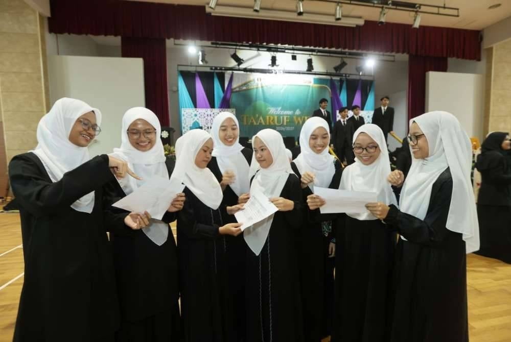 Lima pasangan kembar perempuan antara lapan kembar yang melanjutkan pengajian di Pusat Asasi UIAM di kampus Gambang dan Kuantan.