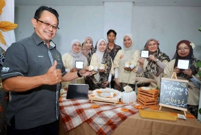 Dekan Falkuti Biosumber dan Industri Makanan Universiti Sultan Zainal Abidin (UniSZA), Prof Dr Hafizan Juahir bersama kumpulan pelajar Ijazah Sarjana Muda Teknologi Makanan mencul johan dalam Program Pelancaran Produk Makanan Baharu 2026 yang menghasilkan produk baharu yogurt beku menggunakan labu di UniSZA Kampus Besut dekat Tembila.
Sebanyak 10 inovasi produk makanan baharu dihasilkan oleh pelajar tahun akhir jurusan tersebut yang berasaskan labu dan cili.