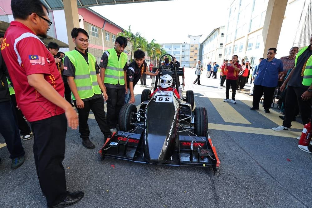 Berteraskan motto Once Throttled, Move Forward, PUTRA2 membawa aspirasi jurutera muda Malaysia untuk terus mencabar batas kemampuan, menghasilkan inovasi baharu dan mengharumkan nama negara di pentas antarabangsa.