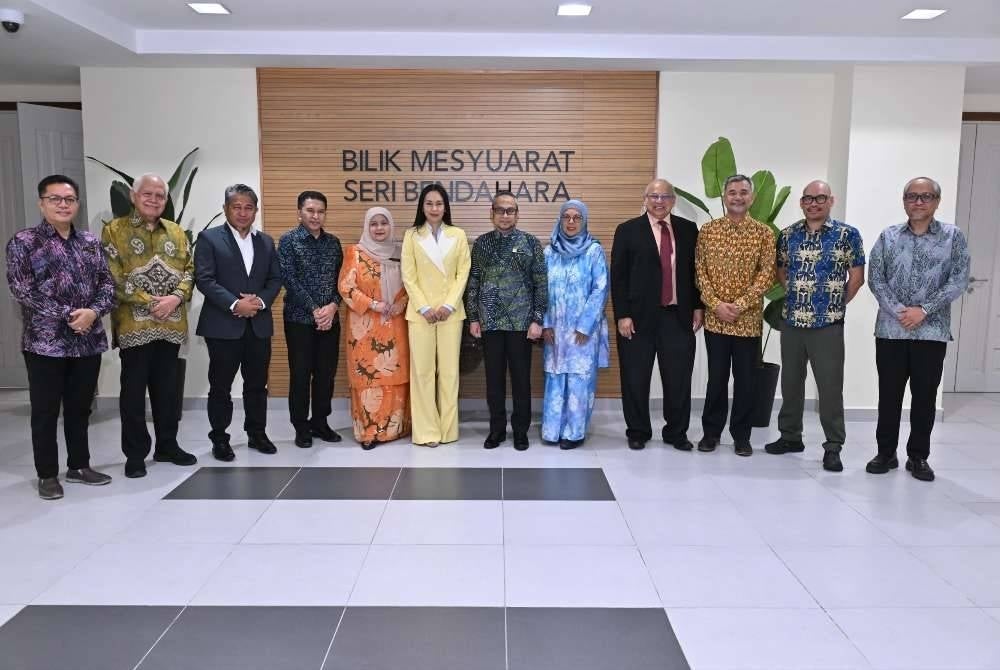 Syafinaz bersama barisan kepimpinan baharu yang menggabungkan tokoh daripada pelbagai bidang.