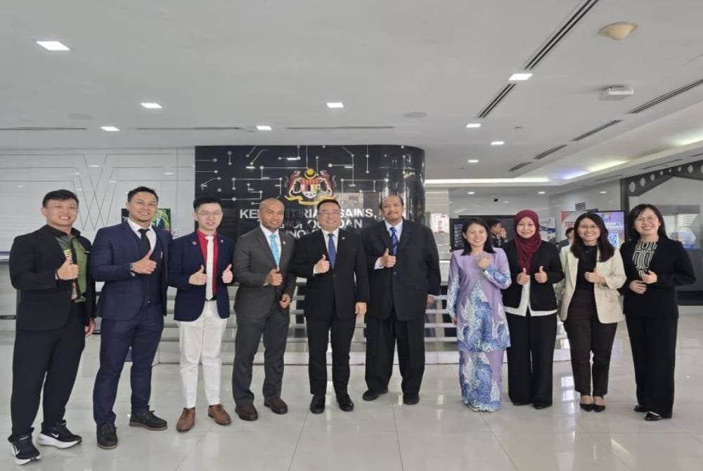 Prof. Madya Ir. Ts. Dr. Mohd Azli Salim (5 dari kanan) bersama Saintis Malaysia yang akan ke China bergambar kenangan bersama dengan Menteri MOSTI, YB Datuk Chang Lih Kang.