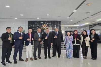 Prof. Madya Ir. Ts. Dr. Mohd Azli Salim (5 dari kanan) bersama Saintis Malaysia yang akan ke China bergambar kenangan bersama dengan Menteri MOSTI, YB Datuk Chang Lih Kang.