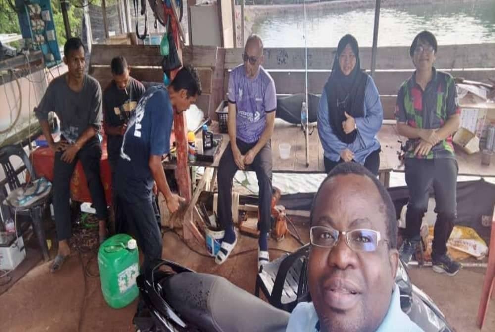 Penyelidik-pelajar dari UUM bersama penternak di kolam ikan Sg Emas Sungai Petani