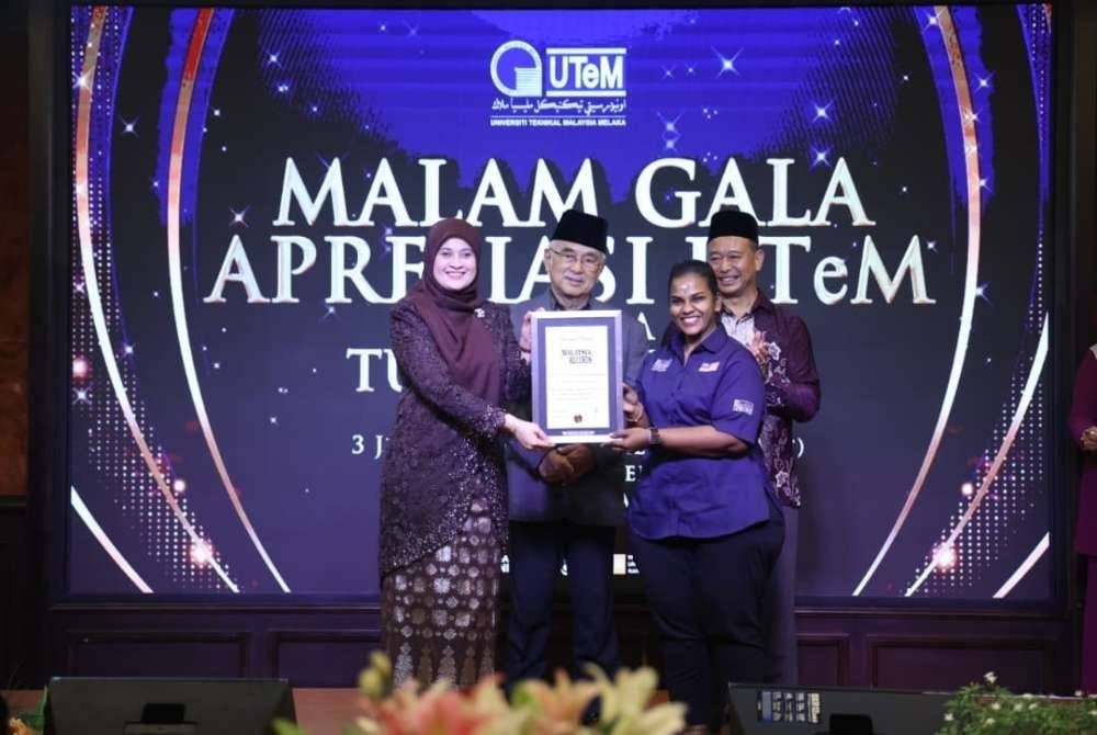 Massila (kiri) menerima Sijil Pencapaian MBOR daripada Wakil MBOR.