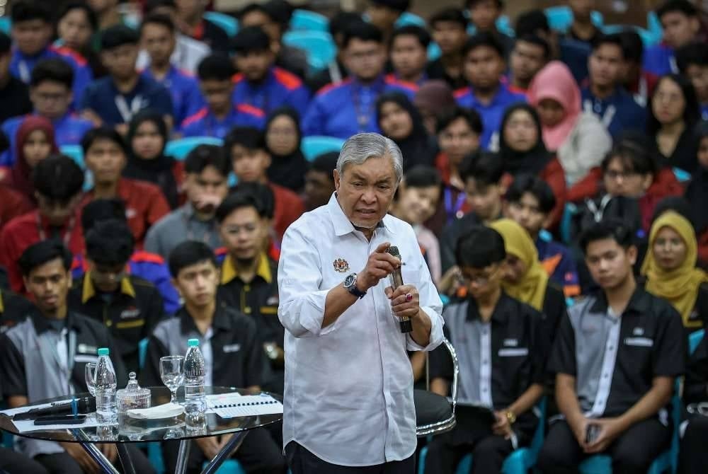 Timbalan Perdana Menteri Datuk Seri Dr Ahmad Zahid Hamidi bercakap pada Program Apa Khabar Siswa di Politeknik Ibrahim Sultan.
