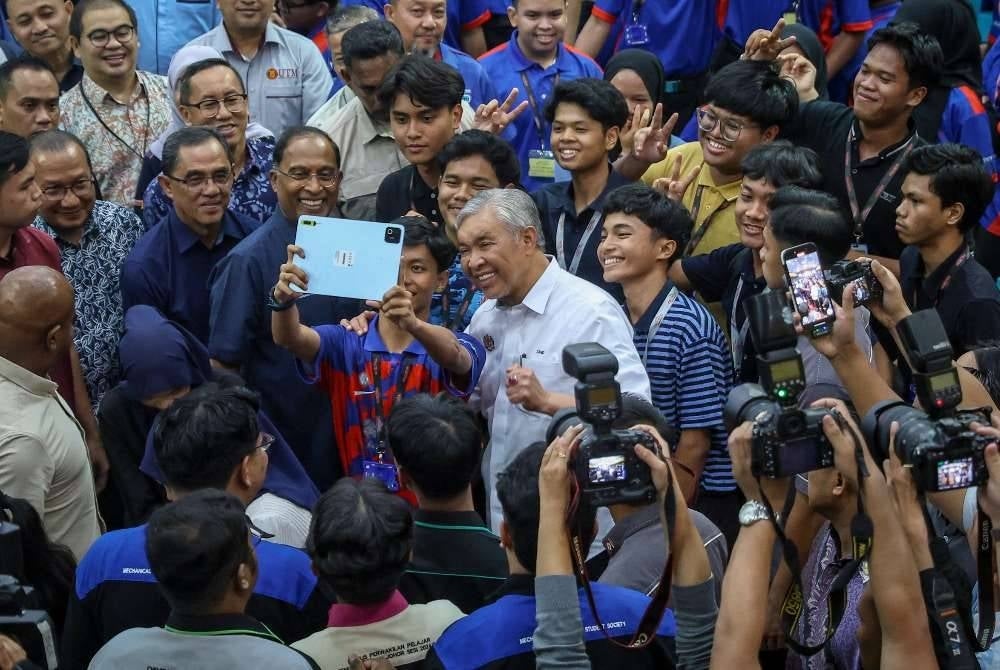 Timbalan Perdana Menteri Datuk Seri Dr Ahmad Zahid Hamidi berswafoto dengan sebahagian pelajar yang hadir pada Program Apa Khabar Siswa di Politeknik Ibrahim Sultan.