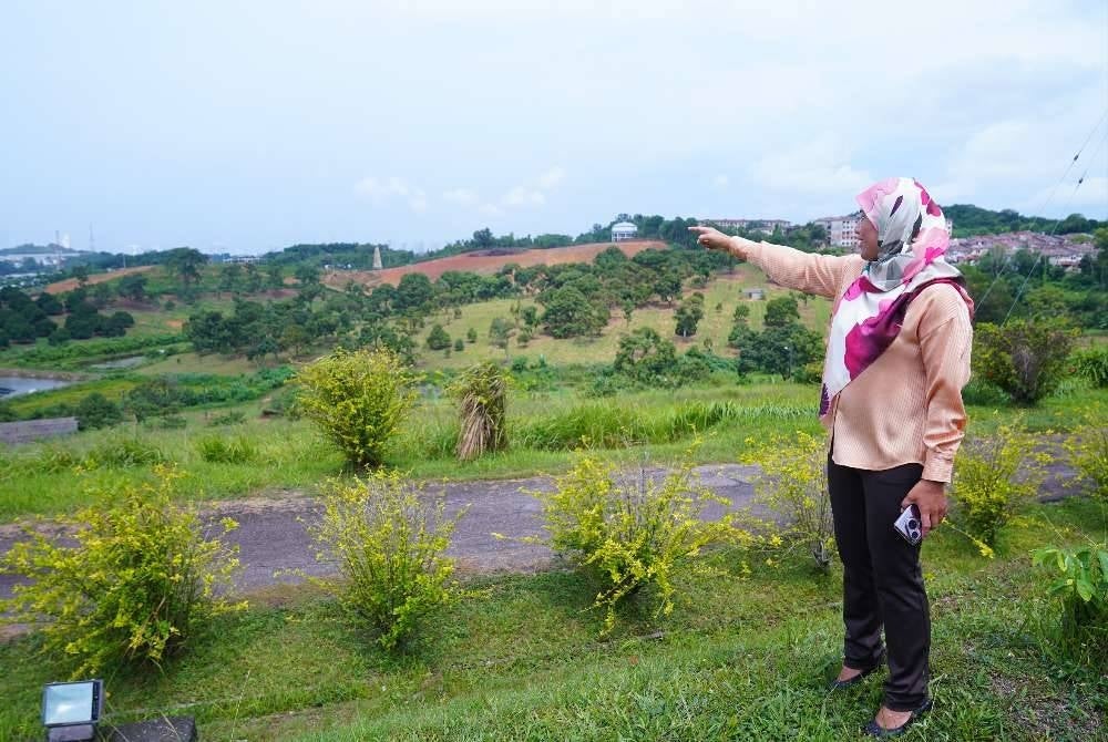 Siti Zarah menunjukkan keluasan ladang PPP UPM kepada Sinar Varsity baru-baru ini.