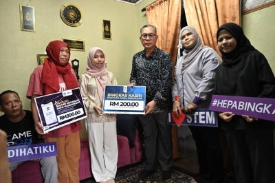 Nurul Amira menerima kunjungan Mohd Zamri (tiga dari kanan) yang hadir menyerahkan bantuan termasuk kewangan bagi meringankan beban yuran pengajiannya ke UMT.