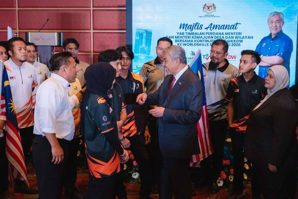 Timbalan Perdana Menteri merangkap Menteri Kemajuan Desa dan Wilayah Datuk Seri Dr Ahmad Zahid Hamidi menyantuni peserta pada Majlis Amanat Bersama Kontinjen TVET@KKDW Ke Worldskills Shanghai 2026 di Seri Pacific Hotel Kuala Lumpur.