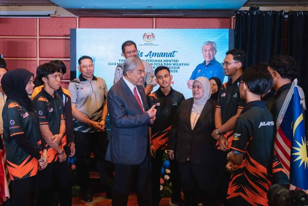 Timbalan Perdana Menteri merangkap Menteri Kemajuan Desa dan Wilayah Datuk Seri Dr Ahmad Zahid Hamidi menyantuni peserta pada Majlis Amanat Bersama Kontinjen TVET@KKDW Ke Worldskills Shanghai 2026. Turut sama Timbalan Menteri Kemajuan Desa dan Wilayah Datuk Rubiah Wang.
--fotoBERNAMA (2026) HAK CIPTA TERPELIHARA