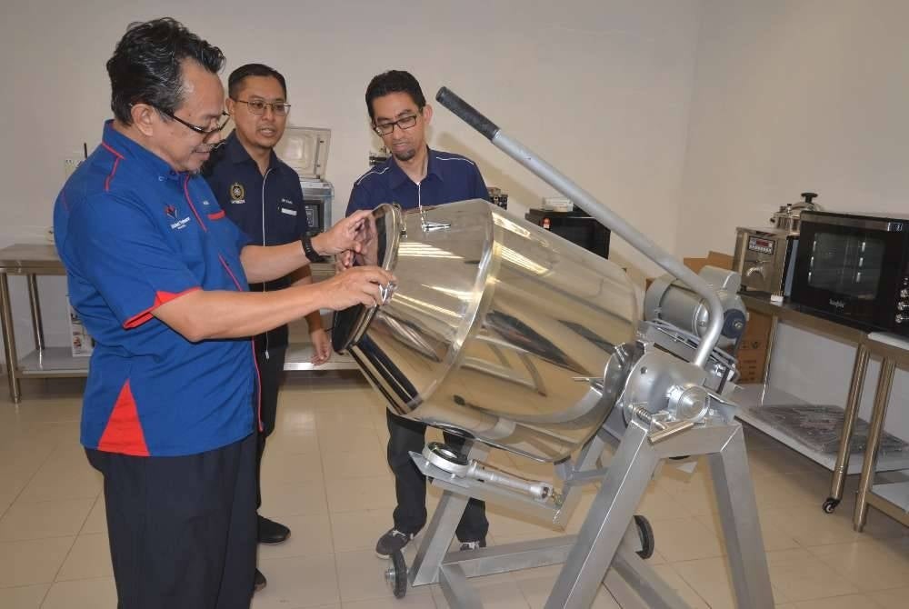 Dekan Fakulti Biosumber dan Industri Makanan Universiti Sultan Zainal Abidin (UniSZA), Prof Dr Hafizan Juahir (kiri) bersama Timbalan Dekan Penyelidikan dan Pembangunan Fakulti Biosumber dan Industri Makanan, Dr Mohd Fahmin Abu Bakar (tengah) dan Pensyarah Pusat Pengajian Industri Makanan Dr Wan Mohd Fadli Wan Mokthar melihat salah satu peralatan terkini yang terdapat di Dapur Komuniti, UniSZA Kampus Tembila.
Dapur Komuniti yang ditubuhkan oleh Fakulti Biosumber dan Industri Makanan, UniSZA adalah antara inisiatif pusat pengajian tinggi berkenaan dalam membantu menyelesaikan masalah lambakan hasil pertanian, terutama di sekitar Besut.