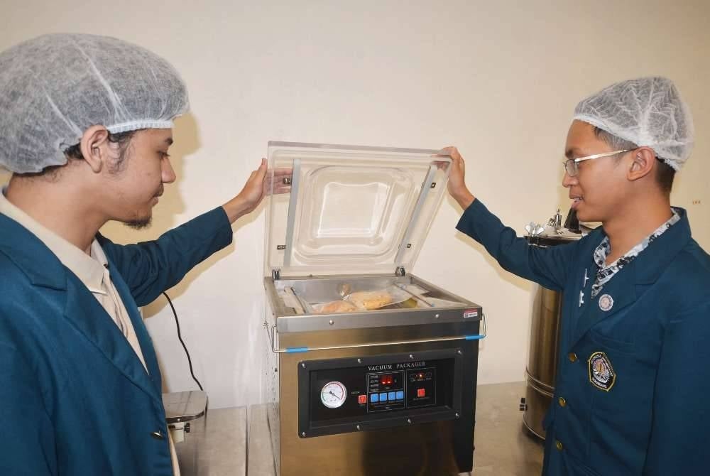 Dua pelajar memproses ubi keledek untuk dijadikan makanan siap makan menggunakan peralatan terkini di Dapur Komuniti, Universiti Sultan Zainal Abidin (UniSZA) Kampus Tembila.
Dapur Komuniti yang ditubuhkan oleh Fakulti Biosumber dan Industri Makanan, UniSZA adalah antara inisiatif pusat pengajian tinggi berkenaan dalam membantu menyelesaikan masalah lambakan hasil pertanian, terutama di sekitar Besut.