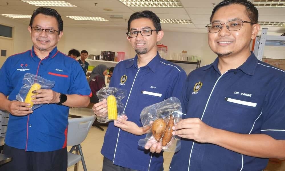 Dekan Fakulti Biosumber dan Industri Makanan Universiti Sultan Zainal Abidin (UniSZA), Prof Dr Hafizan Juahir (kiri) bersama Timbalan Dekan Penyelidikan dan Pembangunan Fakulti Biosumber dan Industri Makanan, Dr Mohd Fahmin Abu Bakar (kanan) dan Pensyarah Pusat Pengajian Industri Makanan Dr Wan Mohd Fadli Wan Mokthar menunjukkan hasil pertanian seperti jagung dan keledek siap makan yang dihasilkan di Dapur Komuniti, UniSZA Kampus Tembila.
Dapur Komuniti yang ditubuhkan oleh Fakulti Biosumber dan Industri Makanan, UniSZA adalah antara inisiatif pusat pengajian tinggi berkenaan dalam membantu menyelesaikan masalah lambakan hasil pertanian, terutama di sekitar Besut.
