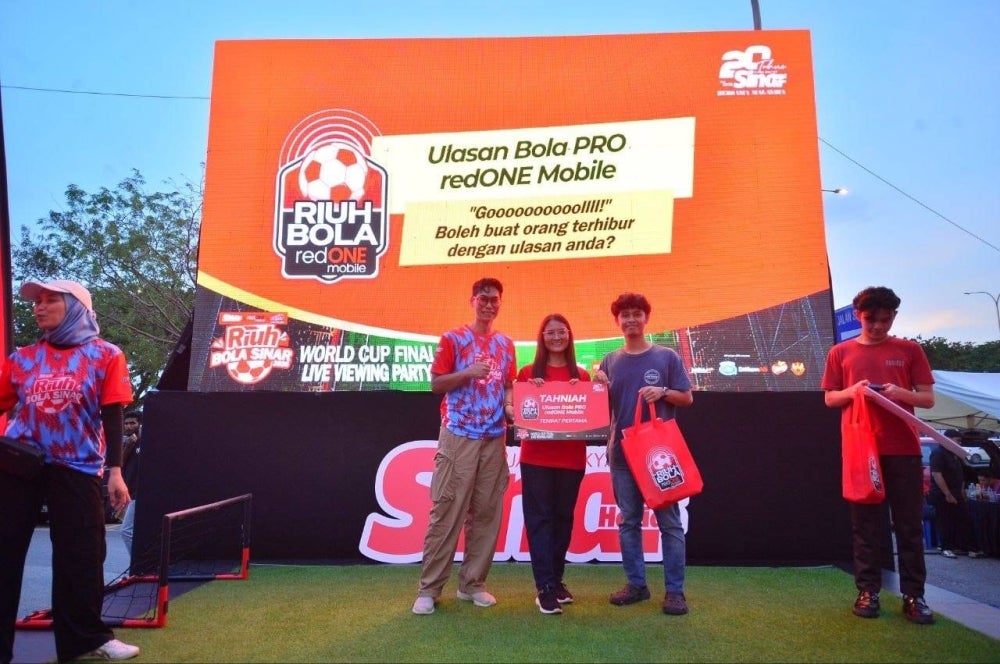 Muhamad Khairul Rohaizat muncul juara kategori Ulasan Bola Pro redONE Mobile.