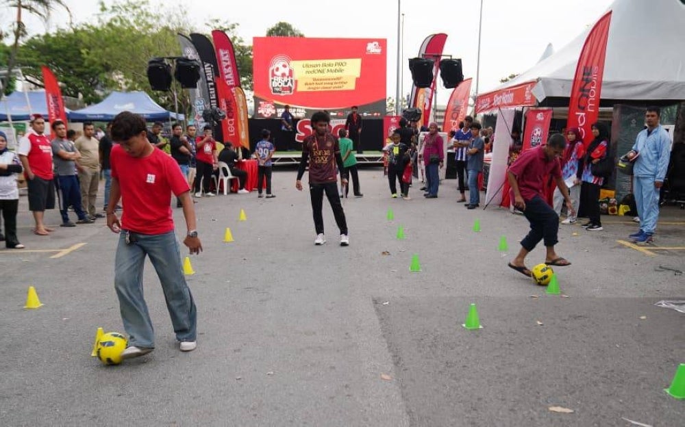 Antara acara yang mencuri perhatian ialah Gelecek Bola MANTAP redONE Mobile yang menguji kemahiran mengawal bola