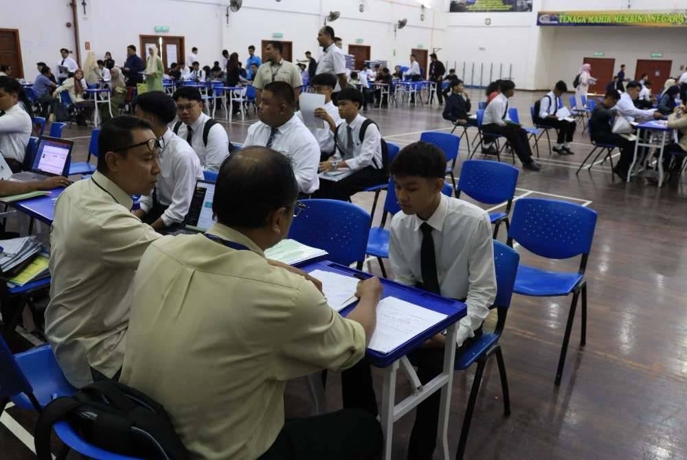 Suasana sekitar hari pendaftaran pelajar baharu ADTEC Shah Alam bagi sesi 2/2026 berlangsung dengan lancar dan penuh semangat. 