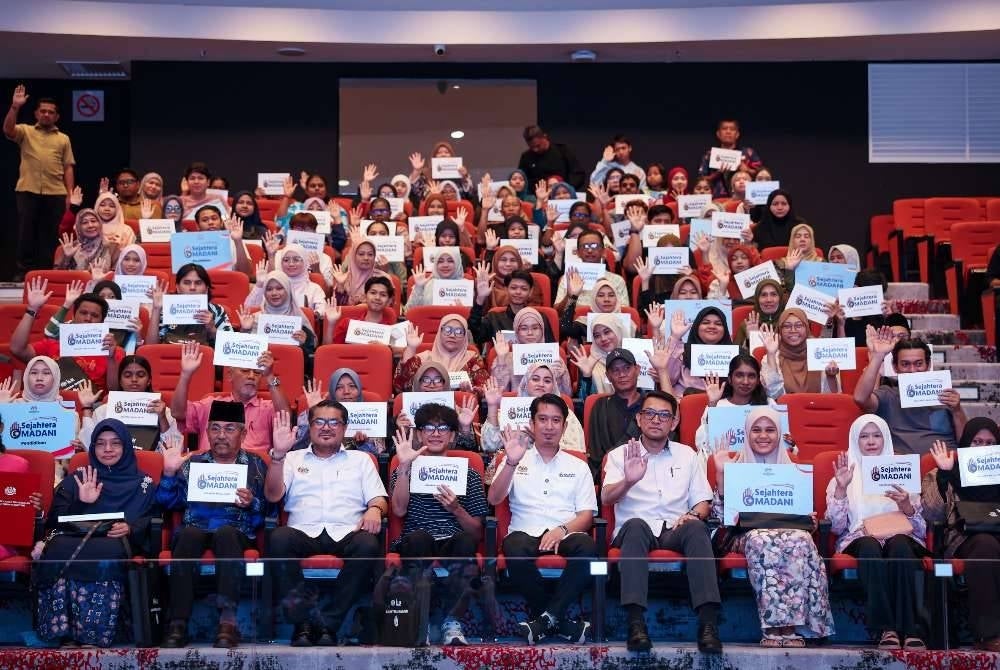 Timbaan Menteri Pendidikan Tinggi Adam Adli Abdul Halim (duduk depan, lima, kanan) bergambar kenangan bersama pelajar-pelajar cemerlang dan 100 orang penerima tablet Kasih SISWA pada majlis Anugerah Kecemerlangan Sijil Pelajaran Malaysia dan Apresiasi Pendidikan Tinggi di Auditorium Pusat Dagangan Antarabangsa Melaka (MITC) Ayer Keroh.
Turut hadir Pengarah Unit Penyelarasan Pelaksanaan, Jabatan Perdana Menteri (ICU JPM) Melaka Sharul Shaari (duduk depan tiga, kiri) dan Timbalannya Afzai Nizam Sandiman (duduk depan empat, kanan).