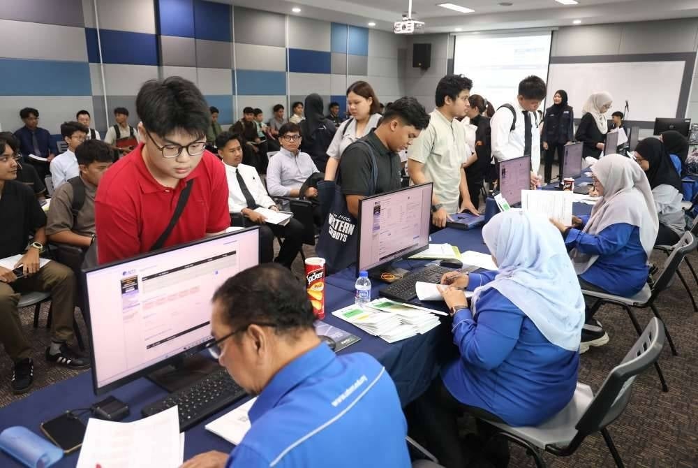 Sekitar Hari Pendaftaran Perdana pelajar baharu di Kompleks Dewan Kuliah dan Dewan Sukan, Kampus Induk UTeM, di sini, semalam yang mencatatkan sejarah baharu buat UTeM.