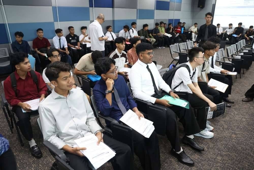 Sekitar Hari Pendaftaran Perdana pelajar baharu di Kompleks Dewan Kuliah dan Dewan Sukan, Kampus Induk UTeM, di sini, semalam yang mencatatkan sejarah baharu buat UTeM.