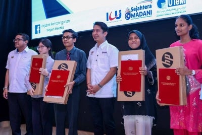Timbaan Menteri Pendidikan Tinggi Adam Adli Abdul Halim (tiga, kanan) bergambar kenangan bersama pelajar-pelajar cemerlang pada Majlis Anugerah Kecemerlangan Sijil Pelajaran Malaysia dan Apresiasi Pendidikan Tinggi di Auditorium Pusat Dagangan Antarabangsa Melaka (MITC) Ayer Keroh.
Turut hadir Pengarah Unit Penyelarasan Pelaksanaan, Jabatan Perdana Menteri (ICU JPM) Melaka Sharul Shaari (kiri).