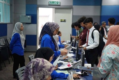 Sekitar Hari Pendaftaran Perdana pelajar baharu di Kompleks Dewan Kuliah dan Dewan Sukan, Kampus Induk UTeM, di sini, semalam yang mencatatkan sejarah baharu buat UTeM.