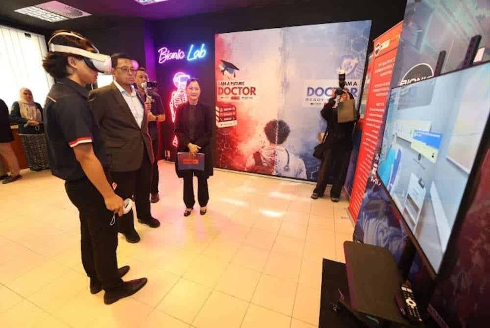 Dr. Ahmad Farhan (dua dari kiri) sambil diperhatikan Dr. Nurliza melihat proses pembelajaran lebih interaktif, berasaskan simulasi dan berpaksikan teknologi digital.