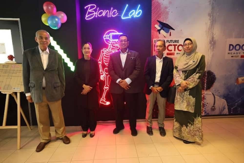 Dr. Ahmad Farhan (tengah) dan Dr. Nurliza (dua dari kiri) bersama tetamu kehormat sempena perasmian Makmal Bionic Imersif di UPM, Serdang.